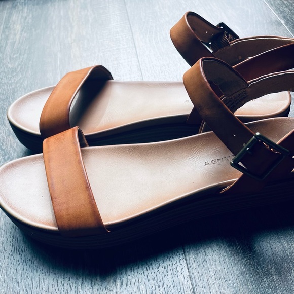 Rock & Candy by Zigi| Shoes | Tan Strappy Short Wedges size 8 small peeling heel - Picture 4 of 4